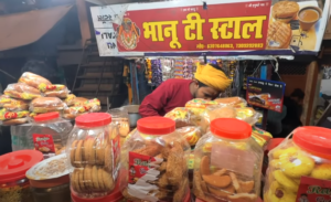 Bhanu Tea Stall near Lata Mangeshkar Chowk in Ayodhya, open 24/7, serving tea with bun makkhan and biscuits.