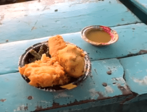 Close-up of freshly made crispy Gabar Pakodi served at a popular shop in Ayodhya, famous for its savory street food delicacy.