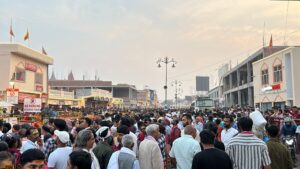 Crowds at Ayodhya temples during early morning hours.