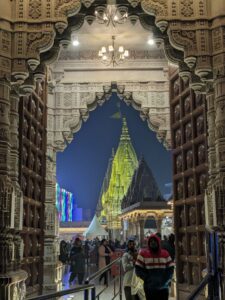 Early morning worship at Kashi Vishwanath Temple: A peaceful and spiritual start to the day.